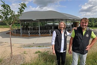Runder Rinderstall ist der neue Hingucker in Trieb - Madlen und Marcel von Trieben vor dem neuen Rundstall in Trieb. Bevor die Tiere darin einzogen, feierte das Paar dort seine Hochzeit.
