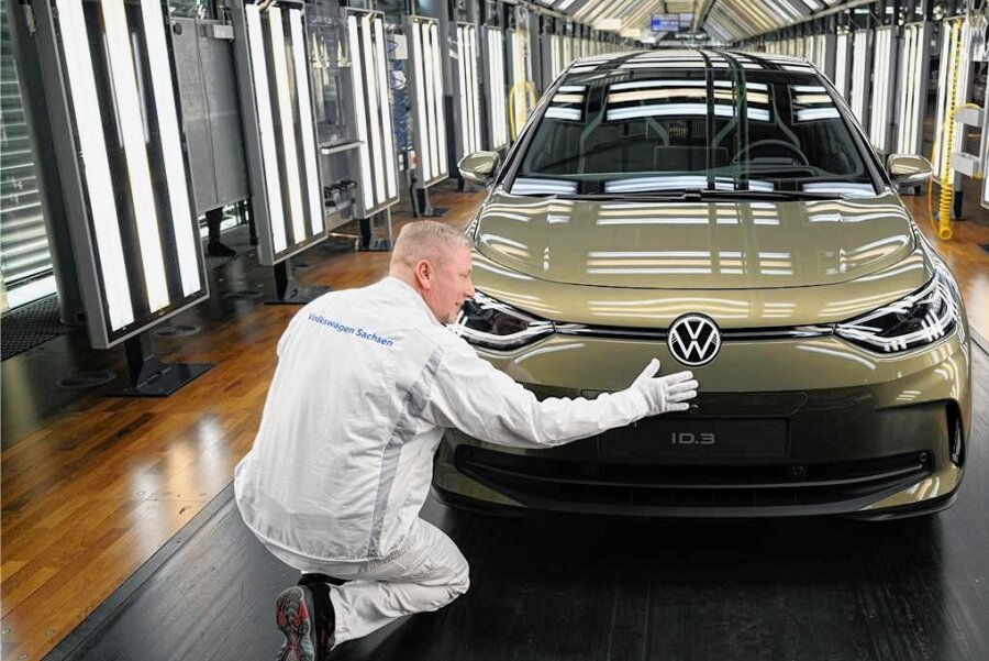 Runderneuert: Volkswagen stellt zweite Generation des Elektroautos ID.3 vor - Rainer Hopp, Meister in der Fahrzeug Endabnahme in der Gläsernen Manufaktur, demonstriert während eines Fototermins den erneuerten VW ID.3 im Lichttunnel die Endabnahme des Autos. 