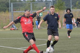 Rundes Leder rollt und rollt - Auch ein Turnier der Vereine gehörte zum Fußballfest des Oelsnitzer FC. In dieser Szene kämpfen OFC-Präsident Simon Inhofer (l.) und Pascal Egermann um den Ball. 