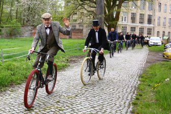 Rundfahrt für Freunde alter Drahtesel: Nostalgische Zweirad-Ausstellung in Falkenau beschwört Erinnerungen - Einige Fahrer der „Stempelbremsen-Ausfahrt“ kamen passend gekleidet nach Falkenau.