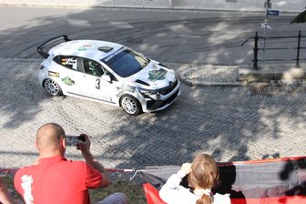 Rundkurs-Taktik bei der 20. Rallye Grünhain erweist sich als Fluch und Segen zugleich - Wie an einer Schnur gezogen pflügten Sepp Wiegand und Christoph Gerlich um die Spitzkehre auf dem Rundkurs in Grünhain. Die Fans waren entzückt, auch wenn die 20. Rallye Grünhain für den Lokalmatadoren später vorzeitig enden sollte.