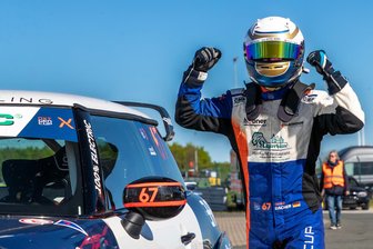 Rundstrecken-Ass aus dem Erzgebirge hegt hohe Ambitionen: Setzt der 18-Jährige noch einen drauf? - Die Jubelpose ist seine liebste Pose: Maxim Felix Dacher will an den erfolgreichen Saisonstart anknüpfen.
