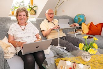 Rundumservice statt Putzen und Kochen: Ehepaar aus dem Erzgebirge fühlt sich im neuen Zuhause sichtlich wohl - Renate und Dieter Pfeifer haben ein gemeinsames Hobby: Computerspiele.