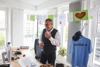 Runkels letzter Arbeitstag im Rathaus Chemnitz: "Es fühlt sich komisch an" - "Da setze ich mich mit dem Arsch drauf", lautet einer der Sprüche, die Mitarbeitende in einer Runkel-Sammlung auf einer Leine aufgehängt haben.
