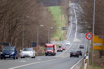 Runter vom Gas: Warum auf der B 173 jetzt auch nach dem Ortsausgang Plauen Tempo 50 gilt - Kurz nach dem Ortsausgang Plauen Richtung Neuensalz gilt jetzt Tempo 50.