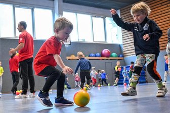 Runter vom Sofa, ab in die Sporthalle: So läuft der Sportsonntag in Chemnitz - Spielerische Ballübungen gehören zum Sportsonntag in der Sporthalle der Luisenschule dazu. Mit Eifer sind etwa 40 Kinder mit ihren Eltern von 10 bis 12 Uhr dabei. Das kostenfreie Angebot für Familien organisiert das Gesundheitsamt der Stadt mit dem Stadtsportbund. Bisher haben mehr als 3000 Kinder das Angebot dort genutzt.