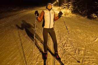 Runter von der Couch, rein in die Skischuhe: Loipen-Expertin aus dem Vogtland verrät die schönsten Touren zum Feierabend - Loipentesterin Melanie Weiß auf der Nacht-Loipe Grünbach. Bestens gespurt, beleuchtet bis 20 Uhr, geeignet auch für Skating.