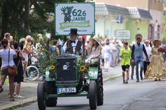 Ruppertsgrün feiert mit großem Festumzug sein Jubiläum - Rollte dem Zug voran: Johannes Müller mit Weste und Zylinder auf seinem schön geschmückten Traktor.
