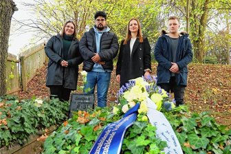 Ruppertsgrün: Häftlingsschicksale berühren junge Leute tief - Sophia Klemm, Veli Güler, Mia Wagner und Franz Mühlmann (von links) gedachten der KZ-Häftlingen, die bei Ruppertsgrün erschossen wurden.