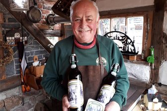 Ruppertsgrün: Helles Pils aus Thüringen ist Festbier zum Ortsjubiläum - Gottfried Heller präsentiert das Festbier, das anlässlich des Ortsjubiläums in einer Thüringer Brauerei gebraut wurde.