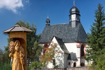 Ruppertsgrün: Kalender-Erlös fließt in Festvorbereitungen - Die Kirche ist auf dem Deckblatt des Kalenders. Der Verkaufserlös fließt in die Organisation des Jubiläumsfestes.