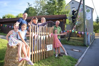 Ruppertsgrün: So schmückt sich ein kleines Dorf in Westsachsen für sein Jubiläum - Familie Müller aus der Talstraße freut sich schon auf die Feierlichkeiten, die am heutigen Donnerstag beginnen. Dafür haben Jung und Alt ihren Vorgarten geschmückt und auch das Areal vor der freiwlligen Feuerwehr. Steffen Müller (links) ist Ortswehrleiter in Ruppertsgrün.