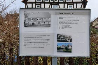 Ruppertsgrün: Was Besucher des kleinen Dorfes in Westsachsen gesehen haben müssen - Wissenswertes über das Rittergut erfährt man auf einer Infotafel am Ruppertsgrüner Park. Insgesamt fünf Stück weisen auf geschichtlich bedeutsame Orte im Dorf hin.