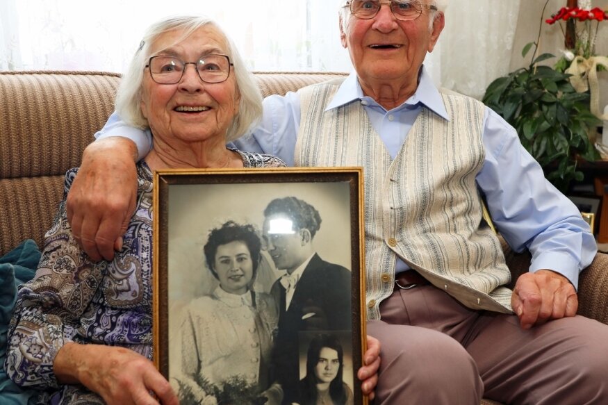 Ruppertsgrüner schlossen vor 70 Jahren den Bund fürs Leben - Ursula (92) und Erwin Fischer (93) aus Ruppertsgrün mit ihrem Hochzeitsbild. Kennengelernt hat sich das Gnaden-Paar ganz klassisch auf dem Tanzsaal.