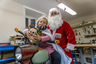Rupprich-Hopp: Im Erzgebirge gibt es am dritten Advent eine echt verrückte Parade - Eigens für den Thumer Rupprich-Hopp hat René Post den roten Mantel samt Rauschebart angeschafft. Vielleicht kann ihn Töchterchen Annabell als Elsa an diesem Sonntag begleiten. Helm ist natürlich für alle Teilnehmer Pflicht.