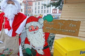 Ruprecht, bist du echt? - Freibergs Weihnachtsmann mit seinem hölzernen Abbild an der Krippe auf dem Obermarkt.