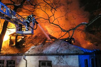 "Russenclub" in Aue-Bad Schlema abgebrannt: Polizei vermutet Brandstiftung - Am Freitag gegen 4 Uhr waren die Feuerwehren zum Brand an der Auer Talstraße alarmiert worden. Auch in den Tagen darauf gab es mehrere Einsätze wegen aufflammender Glutnester.