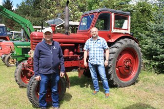 „Russentraktor“ sorgt für neugierige Blicke zum Schleppertreffen in Lauterbach - Kurt (links) und Volker Wild präsentierten ein besonderes Fahrzeug zum 25. Schleppertreffen.
