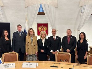 Russische Agentin empfängt "Vertreter der Freien Sachsen" in Moskau - Protokollfoto der selbsternannten "sächsischen Delegation" und der russischen Abgeordneten Maria Butina (3. v. l.).