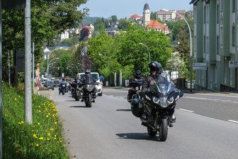 Russische Rockergang „Nachtwölfe“ im Erzgebirge erwartet: Wo die Biker unterwegs sind und was sie vorhaben - Die „Nachtwölfe“ 2020 auf dem Weg zum Friedhof in Aue, wo sie das Grab von Diana Irmisch besuchten.
