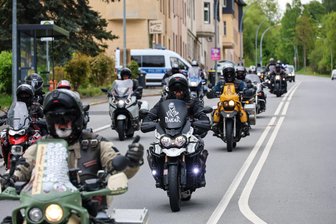 Russische Rockergang „Nachtwölfe“ macht auf Fahrt durch Sachsen in Aue Halt: Polizei registriert keine Störungen oder Zwischenfälle - Insgesamt 41 Motorräder mit 55 Personen steuerten am Mittwoch den Friedhof in Aue an. Mehrere unter ihnen gehören den „Nachtwölfen“ an.