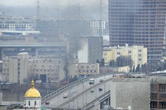 Russische Truppen greifen Flugplatz bei Kiew an - Rauch und Flammen steigen in der Nähe eines Militärgebäudes nach einem offensichtlichen russischen Angriff auf. Die russischen Truppen haben ihren erwarteten Angriff auf die Ukraine gestartet.