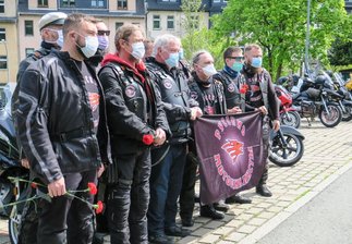 Russischer Motorradclub "Nachtwölfe" gedenkt an verunglückte Bikerin in Aue -