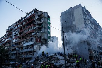 Russland beschießt Ukraine massiv mit Raketen und Drohnen - In den Trümmern eines bei einem russischen Angriff teils zerstörten Hauses suchen Helfer nach Verschütteten.