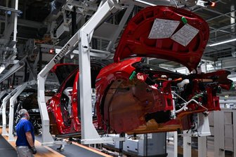 Ein ID.5 läuft im Werk von Volkswagen in Zwickau über die Linie.