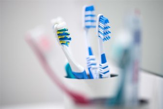 Russland-Sanktionen: Erzgebirger wegen Nylon-Export für Zahnbürsten vor Gericht - Wegen des Exports von Nylon, aus dem unter anderem Zahnbürsten hergestellt werden, stand ein Erzgebirger vor Gericht.