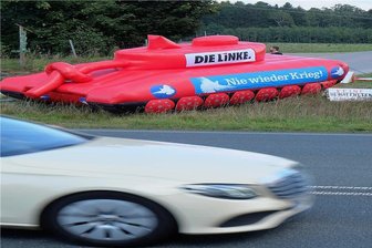 Russland-Ukraine-Konflikt: Linke plant Friedenskundgebung in Stollberg - Der Friedenspanzer hat eine zugeknotete Kanone.