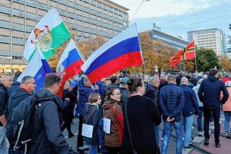 Russlandfahnen auf Demos in Chemnitz: OB Schulze reagiert mit deutlichen Worten - Seit Wochen demonstrieren in der Chemnitzer Innenstadt montags Menschen gegen die aktuelle Politik in Bund und Land. Auch zahlreiche Fahnen Russlands sind dort zu sehen, wie hier in dieser Woche auf der Brückenstraße. 