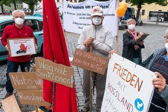 Russlandfreunde erinnern in Marienberg an Überfall auf die Sowjetunion - An der Mahnwache in Marienberg beteiligten sich auch Dietmar Herrmann, Norbert und Renate Staffa sowie Jürgen Vogelsang (v. l.). 