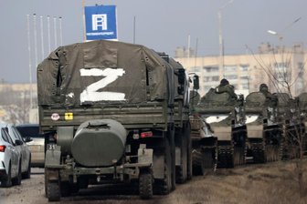 Russlands Parlamentschef: Vollständige Entmilitarisierung der Ukraine ist Ziel des Angriffs - Dieses von der russischen Staatsagentur Tass verbreitete Bild zeigt eine Kolonne von Armee-Fahrzeugen, von denen eines ein großes weißes Z aufgemalt bekommen hat, die durch die Stadt im nördlichen Teil der von Russland annektierten ukrainischen Halbinsel Krim fahren.
