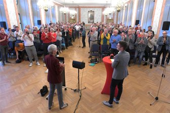 Russlands Rolle im Ukraine-Krieg: Was bleibt nach zwei kontroversen Debatten in Freiberg? - Die Journalistin und Autorin Gabriele Krone-Schmalz erhielt im ausverkauften Städtischen Festsaal in Freiberg stehende Ovationen.