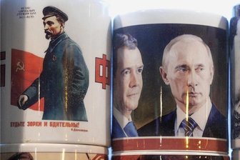 Russlands starke Männer - Verschiedene Epochen, ähnliche Denkweise - Führerkult und Besinnung auf vermeintliche nationale Größe sind zu Facetten des russischen Alltagsbildes geworden: Kaffeebecher mit Bildern Lenins und Stalins, Wladimir Putins und Ministerpräsident Dmitrij Medwedews sowie des Gründers der Geheimpolizei Tscheka, Feliks Dserschinski (v. r.), an einem Verkaufsstand in Moskau.