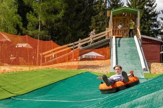 Rutschanlage als neue Attraktion im Waldpark - Wer den Geschwindigkeitskick liebt wie der zwölfjährige Alex Brehm ist auf der Tubing-Anlage genau richtig. Der Sechstklässler aus einem Gymnasium in Sonneberg hatte dort riesigen Spaß.