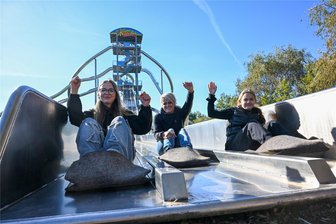 Rutschen-Wettstreit in Deutschland: Sonnenlandpark Lichtenau bleibt gelassen - Gianna, Cathleen und Collien Schiffl aus dem Erzgebirge testen am Mittwoch die Riesenrutsche im Sonnenlandpark Lichtenau. Noch ist es Deutschlands höchster Rutschenturm. Doch das soll sich 2025 ändern.