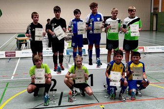 RV Edelweiß Fraureuth: Gelungene Generalprobe für großes Radball-Jubiläum - Das Foto zeigt die U-15-Mannschaften nach der Siegerehrung.