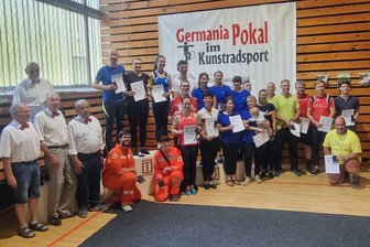 RV Germania Oberschindmaas: Ex-DDR- und Sachsenmeister im Kunstradfahren begeistern beim 120-jährigen Jubiläum - Zum 120-jährigen Jubiläum organisierte der RV Germania 1904 Oberschindmaas einen Cup der Ehemaligen, an dem unter anderem der Vereinspräsident Jens Schnabel (rechts kniend) teilnahm.