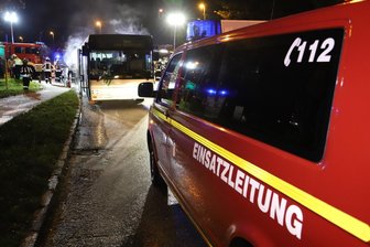 RVE-Bus fängt während der Fahrt Feuer - Der Bus war auf der B169 unterwegs, als er Feuer fing.