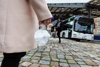 RVE: Fahrgäste ignorieren Maskenpflicht - Eigentlich sind bis 7. April 2023 in Bussen und Bahnen mindestens medizinische Masken vorgeschrieben. Immer mehr Fahrgäste hätten aber keinen Schutz dabei, berichtet der Regionalverkehr Erzgebirge. 