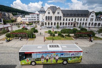 RVE verlegt Busbahnhof im Erzgebirge: Was Fahrgäste wissen müssen - Blick auf den Postplatz in Aue, der als Busbahnhof dient.