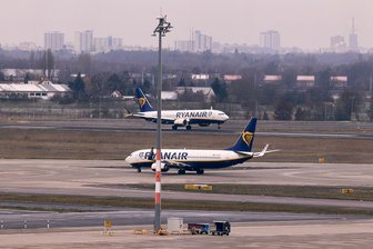 Ryanair rechnet wegen Iran-Krieg mit deutlich höheren Kosten - Billigflieger Ryanair: Hohe Kosten erwartet nach Milliardengewinn. (Archivbild)