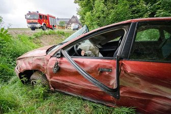 S 207: Audi-Fahrer schwer verletzt - Der Audi war von der Straße abgekommen und hat sich mehrfach überschlagen.