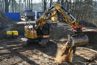 S 242 bei Wechselburg: Bautrupp legt nach Winterpause wieder los - An der S242 bei Wechselburg bauen Mitarbeiter der Chemnitzer Verkehrsbau am Straßendamm.