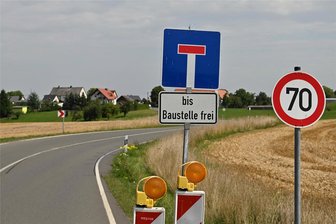 S 44 bei Königsfeld wird erneuert - Die S 44 ist zwischen Leupahn und Hohnbach ist zurzeit geperrt. Straßenbauer werden in den nächsten Wochen den Belag erneuern.