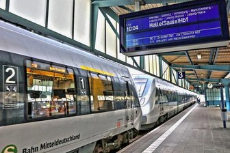 S-Bahn soll ab Ende 2026 ohne Umstieg zwischen Vogtland und Leipzig rollen - Eine S-Bahn der Linie S 5x im Bahnhof Zwickau. Ab 2026 sollen aus Halle und Leipzig kommende Züge auch ins Vogtland rollen.