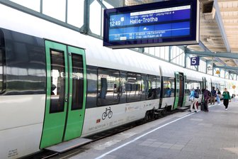 S-Bahn-Strecke Zwickau–Leipzig: Reisende sparen ab sofort sechs Minuten - Eine S-Bahn in Zwickau kurz vor der Abfahrt nach Leipzig und Halle.