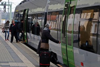 S-Bahn-Strecke Zwickau–Leipzig: Schon wieder fahren Busse statt Züge - S-Bahnen werden im Bahnhof Werdau bis Anfang Dezember seltener zu sehen sein als sonst.